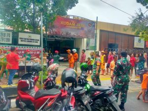 Koramil 03/Senen Bagikan Makan Siang Gratis Kepada Warga Masyarakat