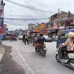 IPDA Jefriadi Silaban Bersama Personil Dan Dishub Toba Membantu Menyeberangkan Anak- Anak Sekolah