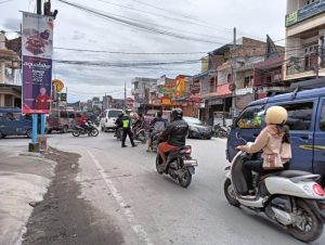 IPDA Jefriadi Silaban Bersama Personil Dan Dishub Toba Membantu Menyeberangkan Anak- Anak Sekolah