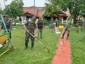 Babinsa Koramil 02 Pondok Gede Bersama Tiga Pilar Dan Warga Bersihkan Taman Bermain