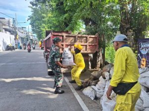 Babinsa Koramil 02/Sawah Besar Bersama Warga dan Aparat Wilayah Melaksanakan Kerja Bakti