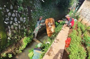 Karya Bakti TNI Koramil 04/Jatiasih Libatkan Stakeholder dan Warga Untuk Melakukan Pembersihan Lingkungan