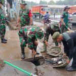 Danramil 05/Bantargebang Ajak Warga Untuk Jaga Kebersihan Lingkungan Dengan Karya Bakti TNI