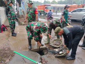 Danramil 05/Bantargebang Ajak Warga Untuk Jaga Kebersihan Lingkungan Dengan Karya Bakti TNI