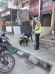 Polres Toba Bersama Dishub Toba Melakukan Pengaturan Lalu Lintas
