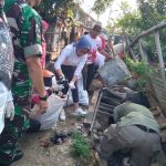 Bersihkan Parit dan Jalan, Anggota Koramil 04/Pulogadung Karya Bakti Bersama Warga