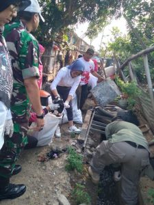 Bersihkan Parit dan Jalan, Anggota Koramil 04/Pulogadung Karya Bakti Bersama Warga