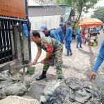 Babinsa Koramil 07/Kemayoran Melaksanakan Kerja Bakti Bersama Sudin Sumber Daya Air