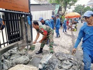 Babinsa Koramil 07/Kemayoran Melaksanakan Kerja Bakti Bersama Sudin Sumber Daya Air