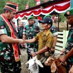 TNI AD Manunggal Air Datang, Warga Perbatasan Pun Senang