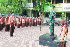 Jadi Pembina Upacara di SMK Walisongo, ini Pesan Bati Tuud Koramil Sugihwaras Bojonegoro