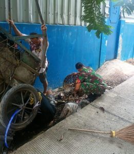 Babinsa Koramil 02/Sawah Besar Melaksanakan Kerja Bakti Bersama Warga Dan Anggota PPSU