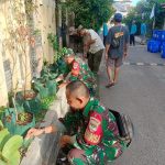 Pembersihan Selokan Air dan Pemberian Pupuk APK oleh Babinsa Koramil Duren Sawit