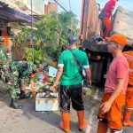 Babinsa Matraman Bersama Petugas Kebersihan dan Warga Bersihkan Lingkungan RW.14 Utan Kayu Selatan