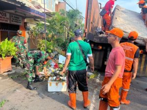 Babinsa Matraman Bersama Petugas Kebersihan dan Warga Bersihkan Lingkungan RW.14 Utan Kayu Selatan