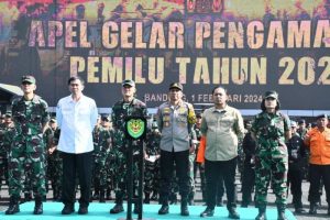 Komandan Beserta Prajurit Lanal Bandung Gelar Apel Pasukan Secara Serentak Kesiapan TNI Pada Pengamanan Pemilu 2024