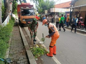 Babinsa Koramil 02/Sawah Besar Melaksanakan Kerja Bakti Bersama Warga