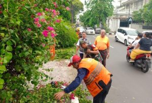 Babinsa Koramil 01/Menteng Melaksanakan Kerja Bakti Bersama Warga Dan Anggota PPSU