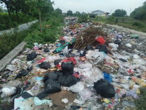 Sampah Plastik Bercampur Pembalut Menggunung Di Desa Pangean Lamongan Hinga Timbulkan Bau Tak Sedap