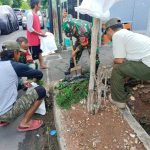 Babinsa Duren Sawit Bersama Petugas Kebersihan dan Warga Bersihkan Lingkungan RW.04 Malaka Jaya