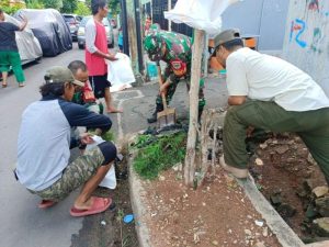 Babinsa Duren Sawit Bersama Petugas Kebersihan dan Warga Bersihkan Lingkungan RW.04 Malaka Jaya