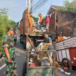 Babinsa Koramil 04/Gambir Bersama Warga Dan Anggota PPSU Melaksanakan Kerja Bakti