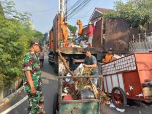 Babinsa Koramil 04/Gambir Bersama Warga Dan Anggota PPSU Melaksanakan Kerja Bakti