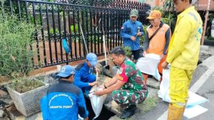 Babinsa Koramil 07/Kemayoran Dan Anggota PPSU Melaksanakan Kerja Bakti Bersama