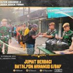 Prajurit Rangkok Batalyon Arhanud 6/BAY Giat  Bakti Sosial Bertajuk Jumat Berkah Bagikan Makanan Kepada Masyarakat