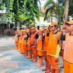 Optimalkan Sikap Disiplin Babinsa Koramil 07/Kemayoran Latihkan PBB Kepada Anggota PPSU