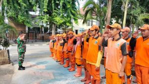 Optimalkan Sikap Disiplin Babinsa Koramil 07/Kemayoran Latihkan PBB Kepada Anggota PPSU