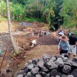 Warga Bercucuran Keringat Di Hadapan TNI