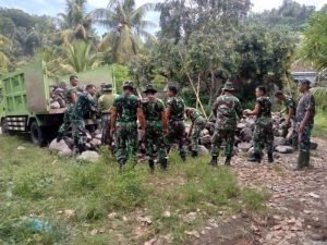 Puluhan TNI Membawa Batu Serbu Kampung Warga