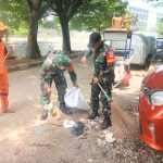 Kolaborasi Babinsa Pulogadung Bersama PPSU dan Warga Bersihkan Sampah Lingkungan