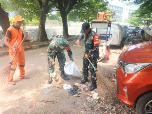 Kolaborasi Babinsa Pulogadung Bersama PPSU dan Warga Bersihkan Sampah Lingkungan