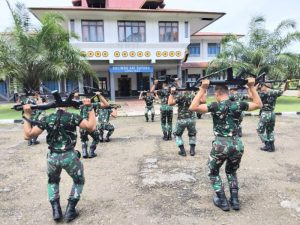 Jaga Kebugaran Fisik dan Naluri Tempur, Prajurit Lanal Nias Laksanakan Lari Siang Bersenjata
