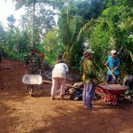 TNI dan Warga Saling Kejar Gunakan Batu di Bukit Catu