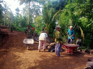 TNI dan Warga Saling Kejar Gunakan Batu di Bukit Catu