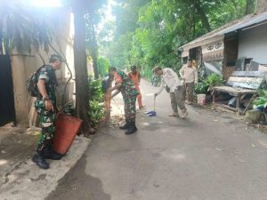Babinsa Duren Sawit Bersama Warga dan Tiga Pilar Bersihkan Sampah Lingkungan