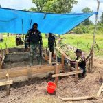 Satgas TMMD Ke-119 Kodim 1715/Yahukimo Buatkan MCK Untuk Masyarakat Kali Biru