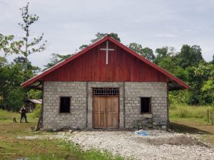 Satgas TMMD Ke-119 Kodim 1715/Yahukimo Bantu Masyarakat Renovasi Gereja