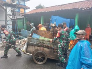 Karya Bakti Pembersihan Lingkungan Sarana Ibadah Masjid Oleh Koramil Kramatjati