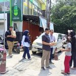 Giat Jumat Berkah, Pegadaian CP Setia Mekar Bagikan Makanan Siap Saji Pada Masyarakat Sekitar
