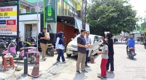 Giat Jumat Berkah, Pegadaian CP Setia Mekar Bagikan Makanan Siap Saji Pada Masyarakat Sekitar