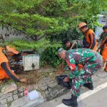 Babinsa Utan Kayu Utara Bersama PPSU dan Mitra Bersihkan Sampah Lingkungan