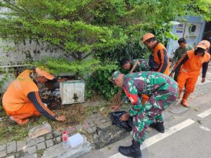 Babinsa Utan Kayu Utara Bersama PPSU dan Mitra Bersihkan Sampah Lingkungan