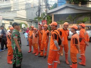 Babinsa Koramil 02/Sawah Besar Melaksanakan Komsos Bersama Anggota PPSU