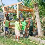 Bersama Warga Semenkidul, Babinsa Koramil Sukosewu Bojonegoro dirikan Poskamling