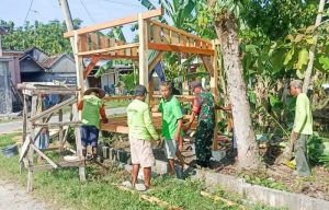 Bersama Warga Semenkidul, Babinsa Koramil Sukosewu Bojonegoro dirikan Poskamling