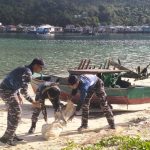 Sambut Bulan Suci Ramadhan, Posal Jemaja Bersama Masyarakat Melaksanakan Gotong Royong Bersih Pantai